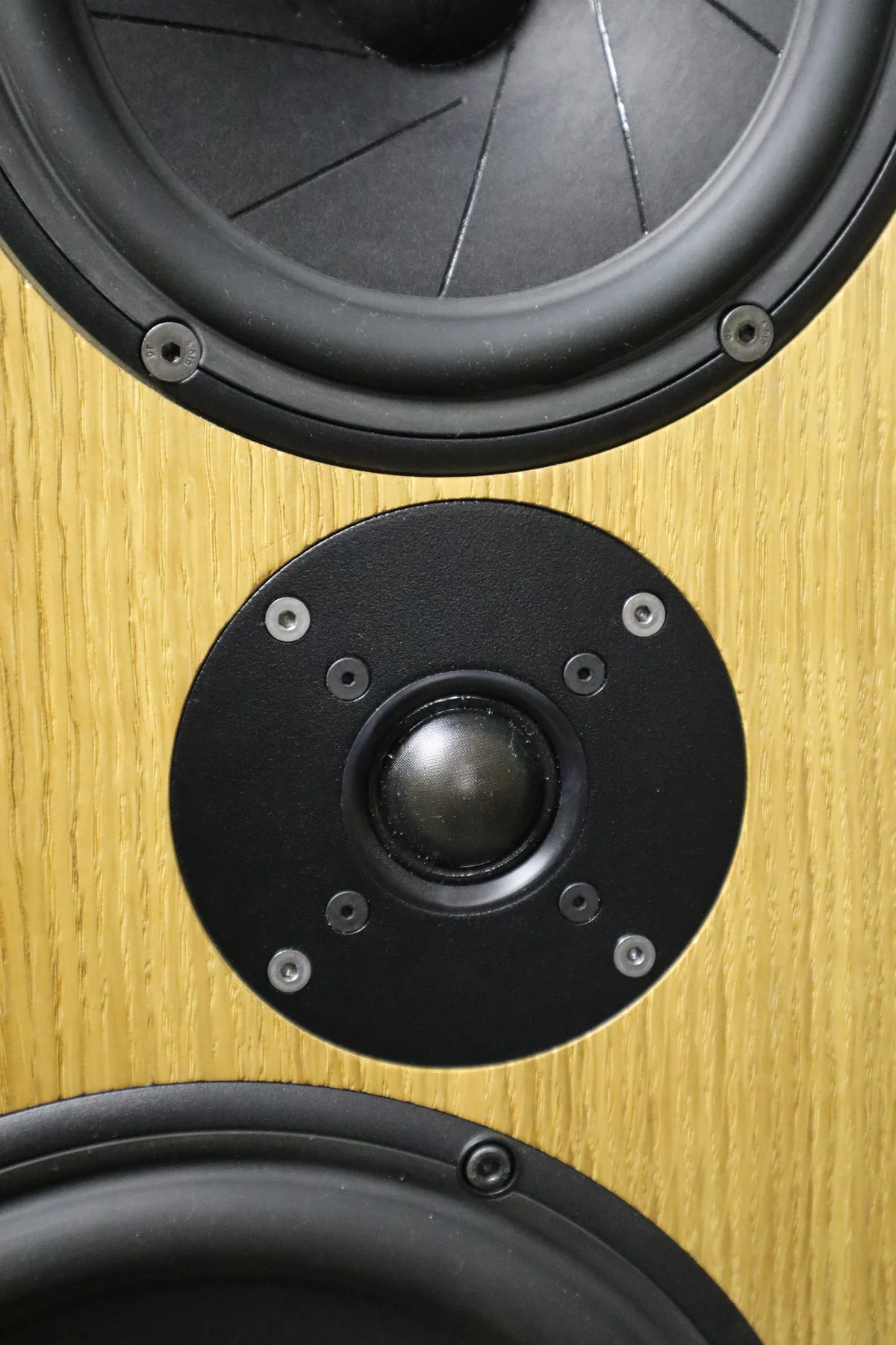 Cwen tweeter between the midrange and bass driver